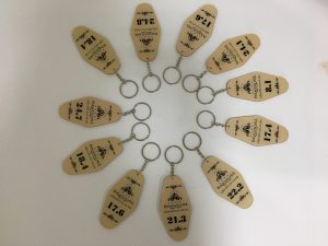 xuong-san-xuat-moc-khoa-mica-ep-nhiet